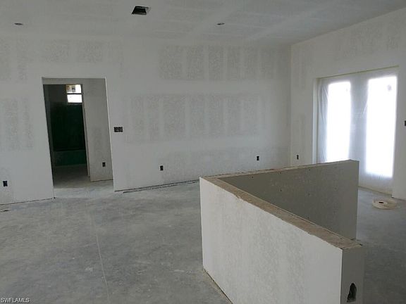 4th image of 309 Diplomat Pkwy E