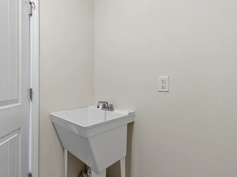 2112 Turling Way — Photo 41