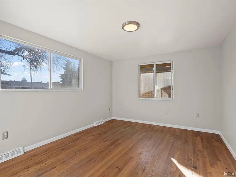 455 S Oak St — Photo 13