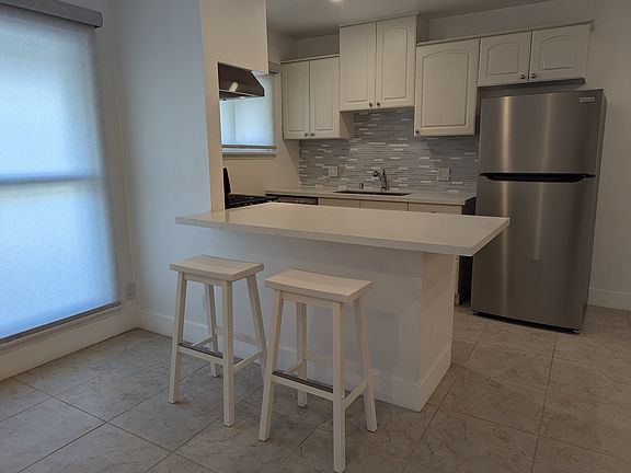 4th image of 1906 N Hollywood Way #103