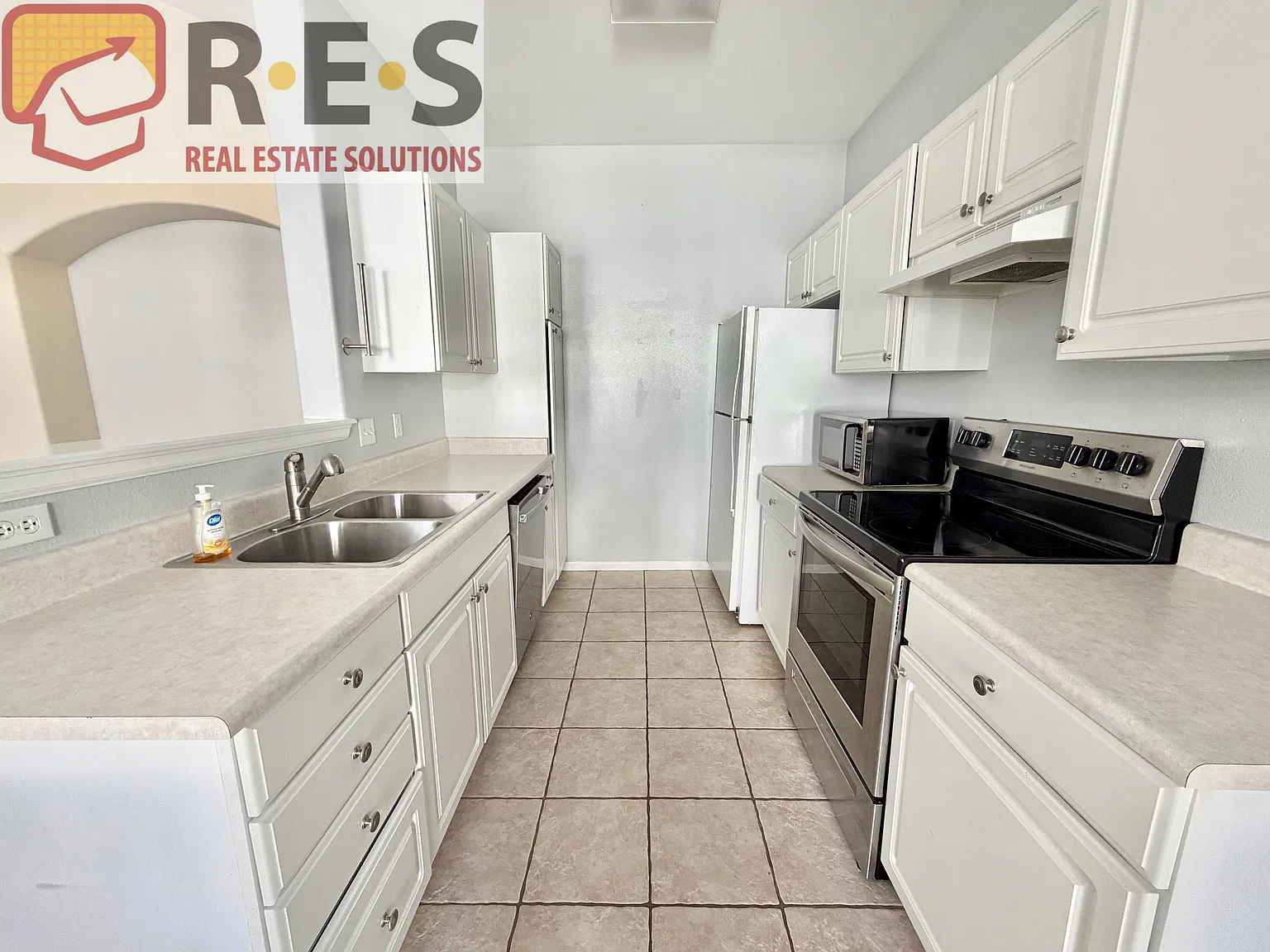 3 bed, 1294 sqft, $2,272 — Photo 2