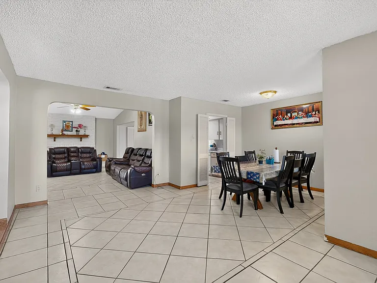 1514 Douglas Dr — Photo 13