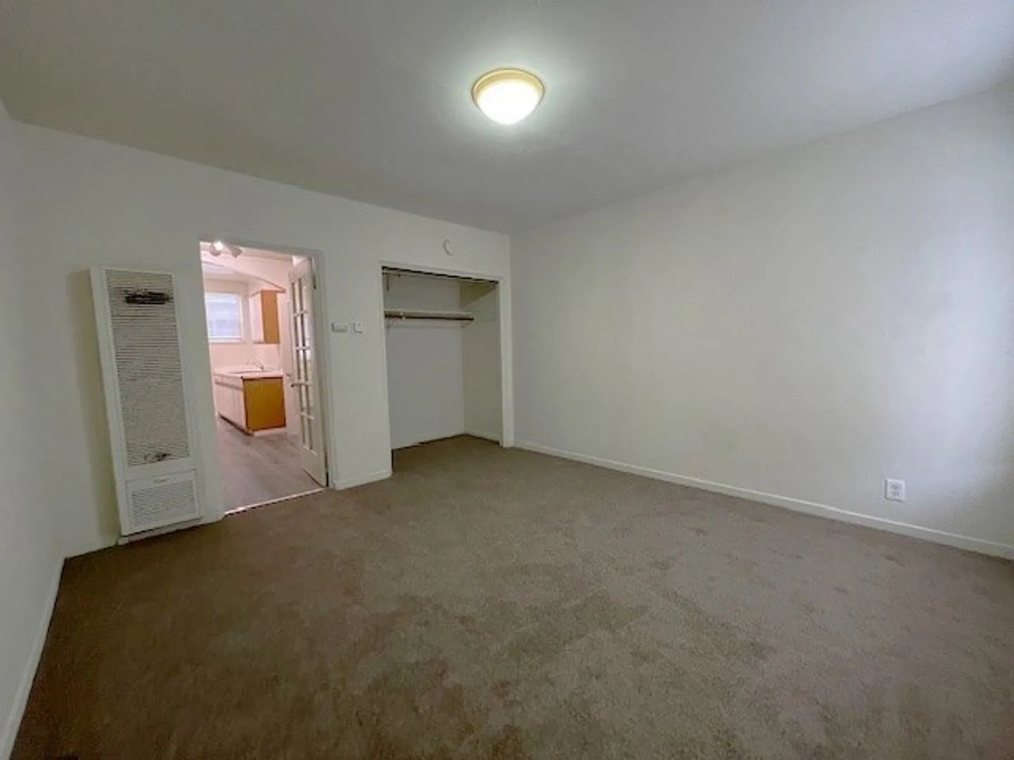 Charming, Studio Freshly Painted, move in ready — Photo 2