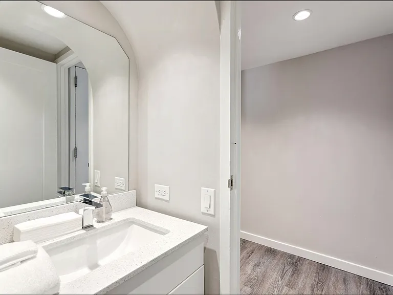 875 Sansom St #Penthouse 103 — Photo 9