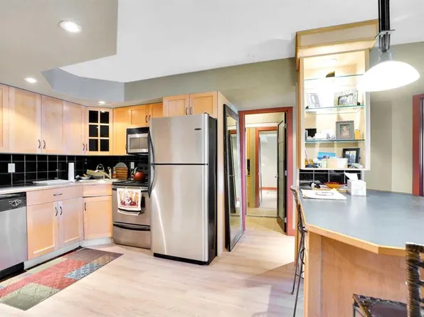 717 E 4a St NE #305, Calgary, AB T2E 3W1