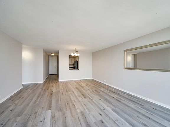 4th image of 2650 N Lakeview Ave APT 4205
