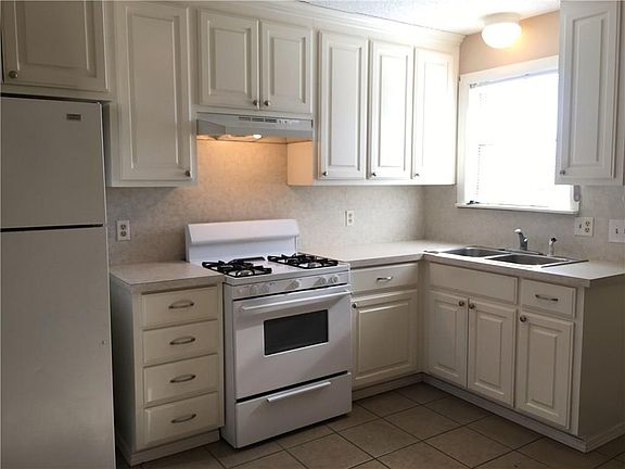 2nd image of 301 W Kelli Ave