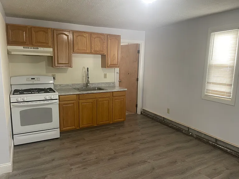 532 Warren St E — Photo 7