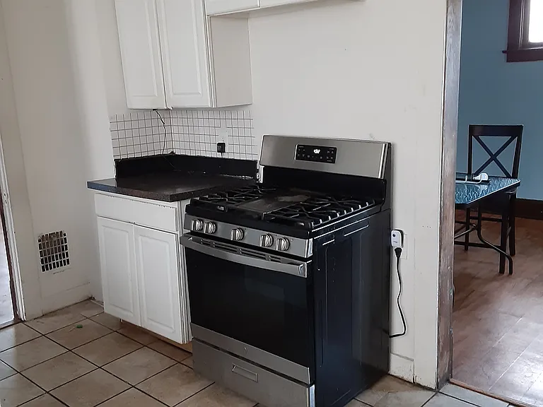 3402 N Detroit Ave — Photo 5
