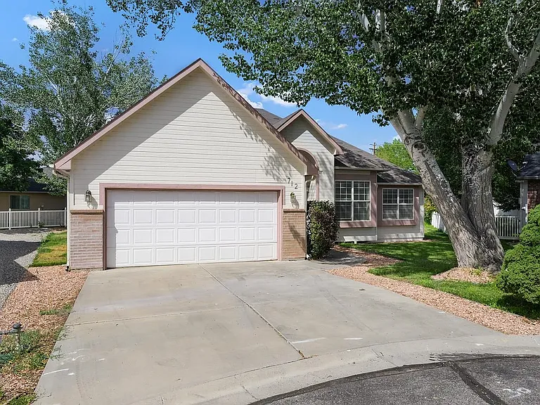 712 E Harbor Cir — Photo 1