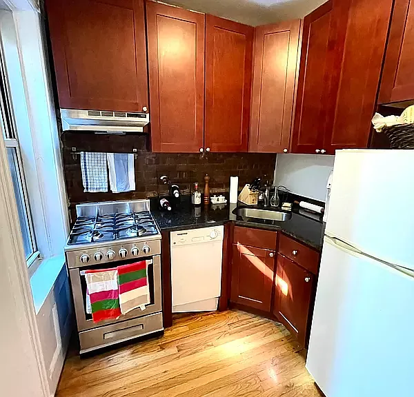 145 Waverly Pl #5W — Photo 6