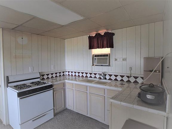 5th image of 418 W Lake Dr