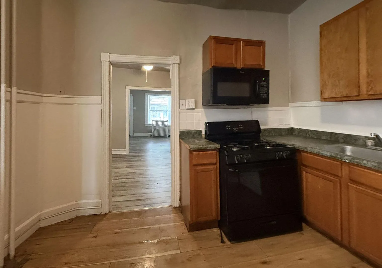 3BR Philadelphia Rowhome with Spacious Living Areas — Photo 3