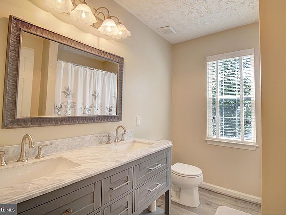 4th image of 8807 Country Oak Dr
