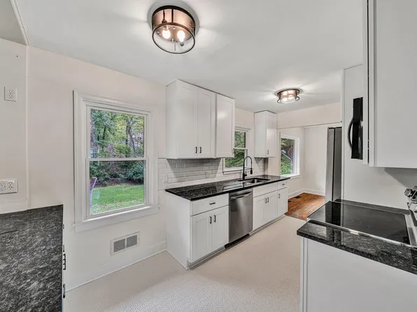 4548 Cresthill Dr, Roanoke, VA 24018
