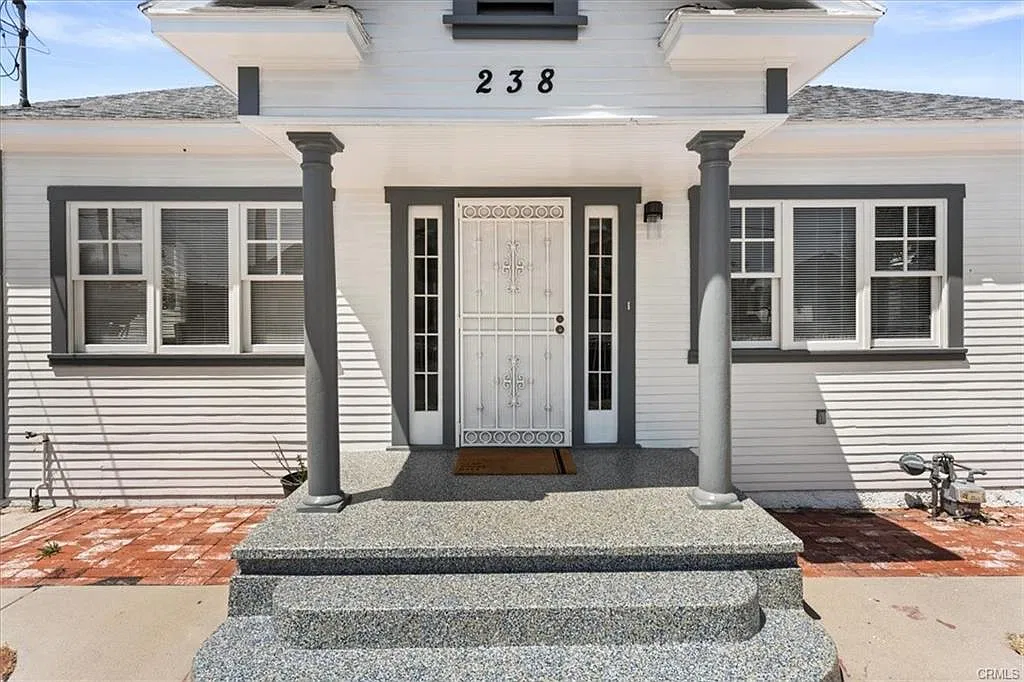 3 bed, 899 sqft, $3,250 — Photo 1