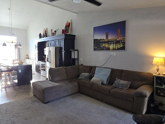4th image of 904 Villa Dr
