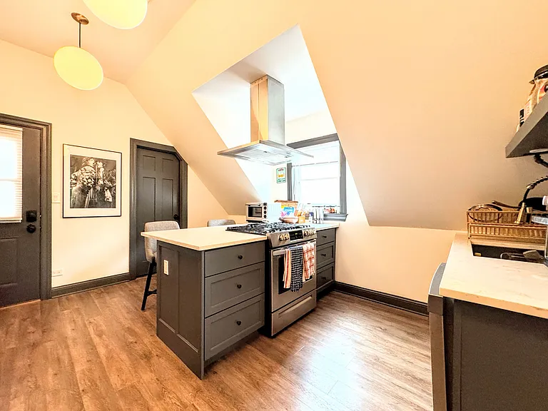 1040 W Roscoe St #3 — Photo 7