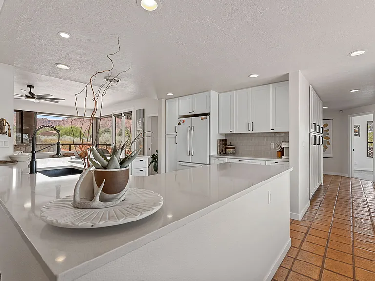 1411 W Sandhill Cir — Photo 18