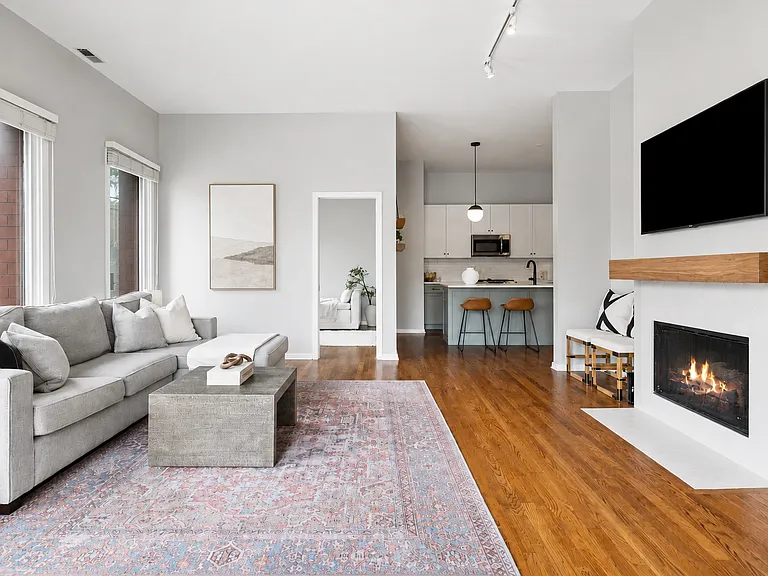1955 N Leavitt St #2B — Photo 8