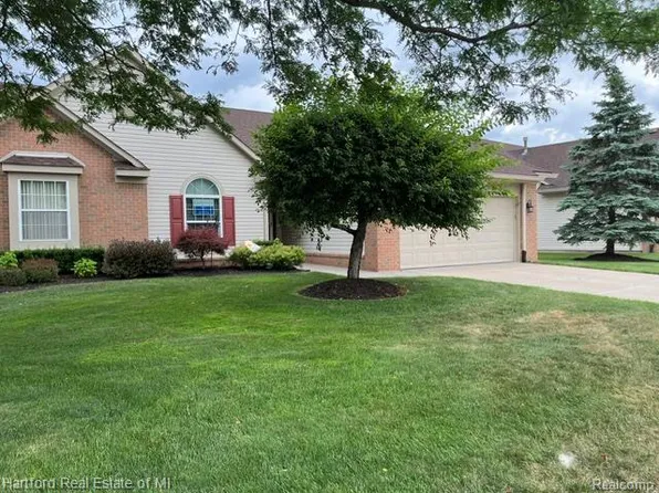 386 N Oak Dr, Walled Lake, MI 48390