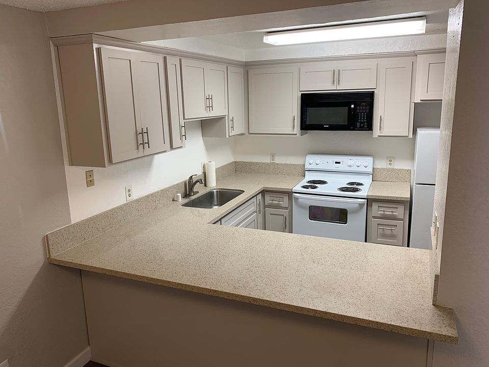 Kitchen with breakfast-bar countertop