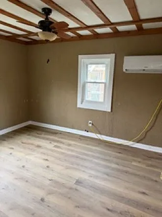 215 E Hickman St — Photo 4