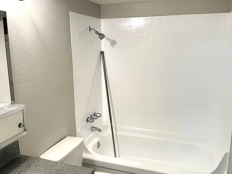ZhH608 - R Street Apts — Photo 17