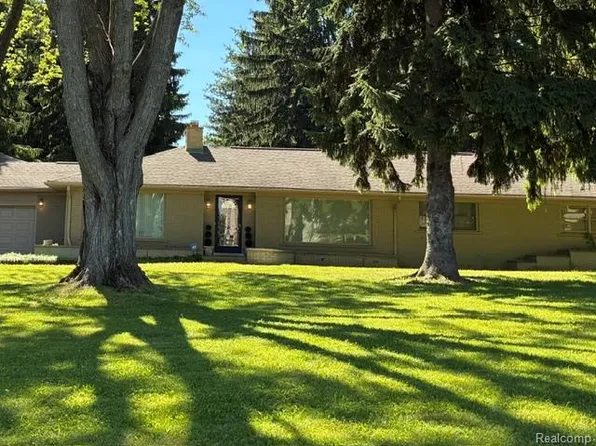 1519 Groton Rd, Bloomfield Hills, MI 48302