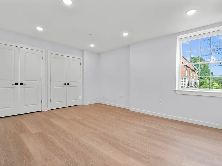 Alexandria Manor Apartments — Photo 28