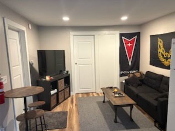Living (kitchen behind)