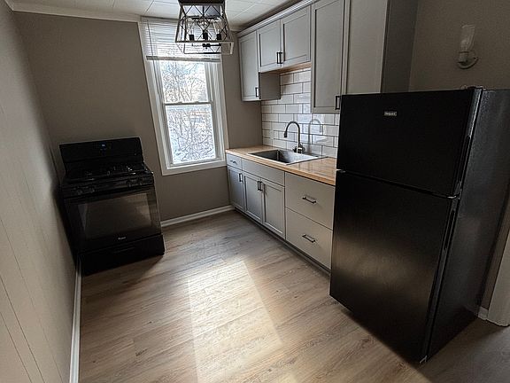3rd image of 28 Caledonia St NE #2