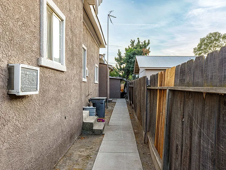 536 W 10th St — Photo 11