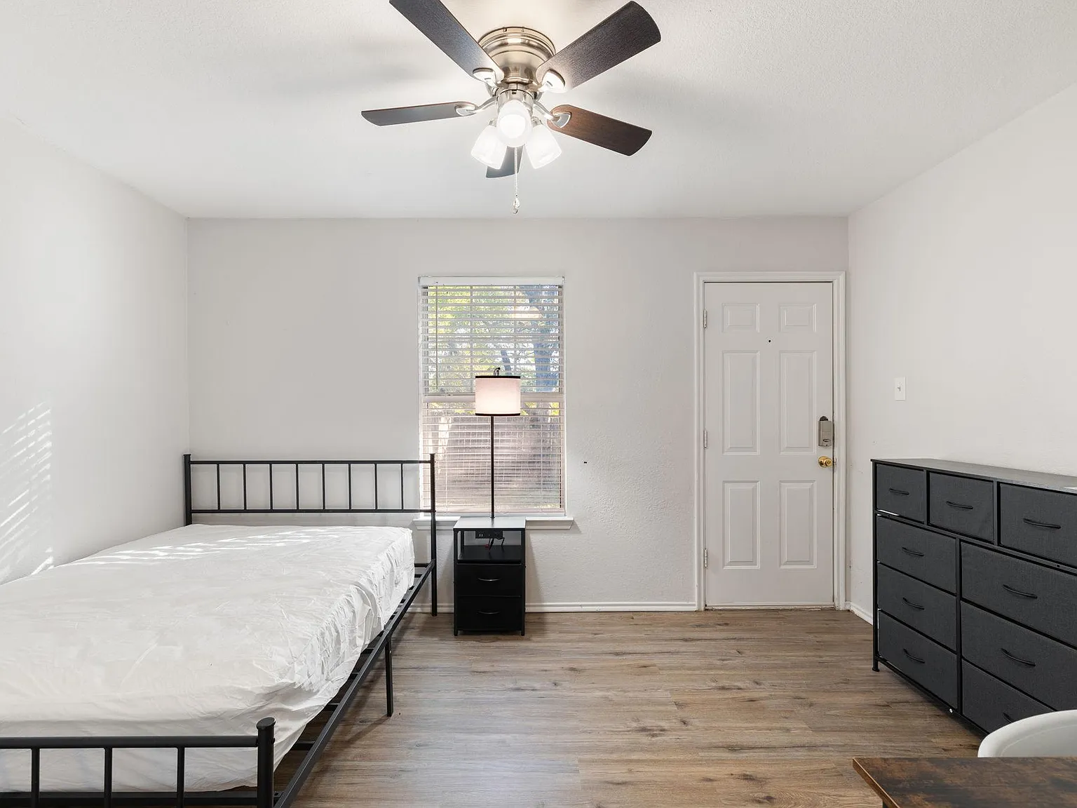 4 bed, 2.0 bath, 1000 sqft, $1,048 — Photo 1