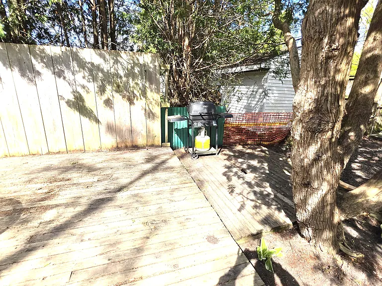 256 Edinburgh St — Photo 11