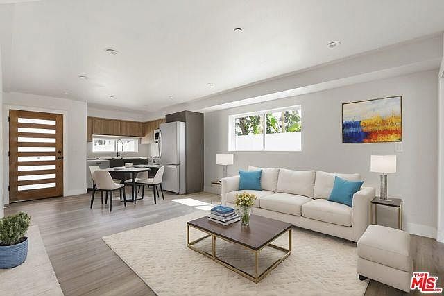 1st image of 714 W 41st Pl