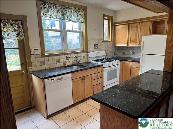 4th image of 486 Roxborough Ave