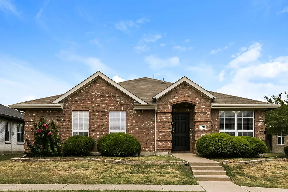 4 bed, 2.0 bath, 2160 sqft, $2,465 — Photo 1
