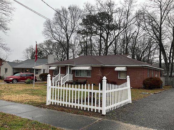 3rd image of 717 Rockwood Dr