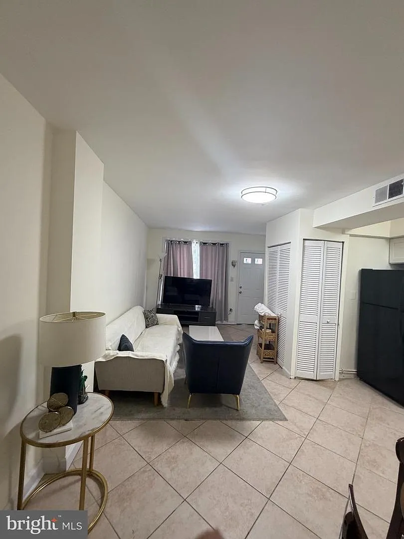 1 bed, 750 sqft, $1,300 — Photo 3