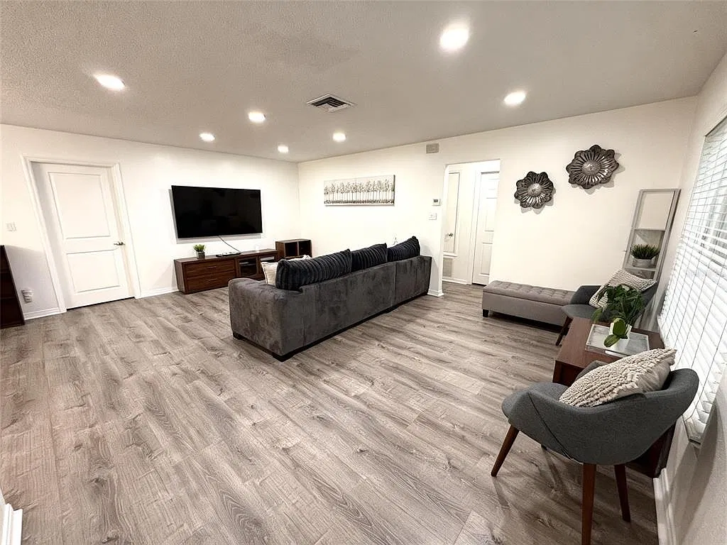 4 bed, 2.0 bath, 1540 sqft, $2,400 — Photo 3