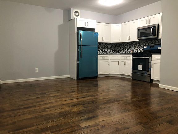 Open kitchen/ living room