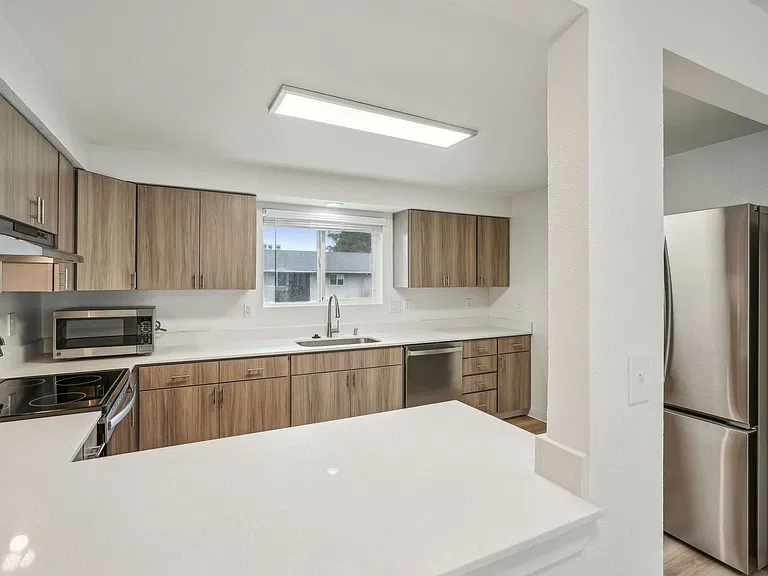 The Arch - Apartments & Townhomes — Photo 28