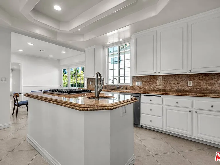 10810 Rochester Ave — Photo 10