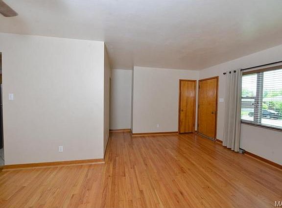 3rd image of 9701 Greenview Dr
