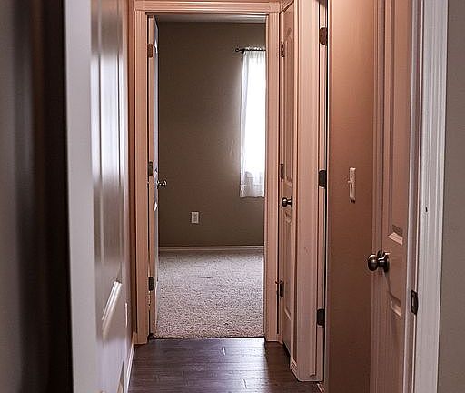 Hallway to opposite rooms