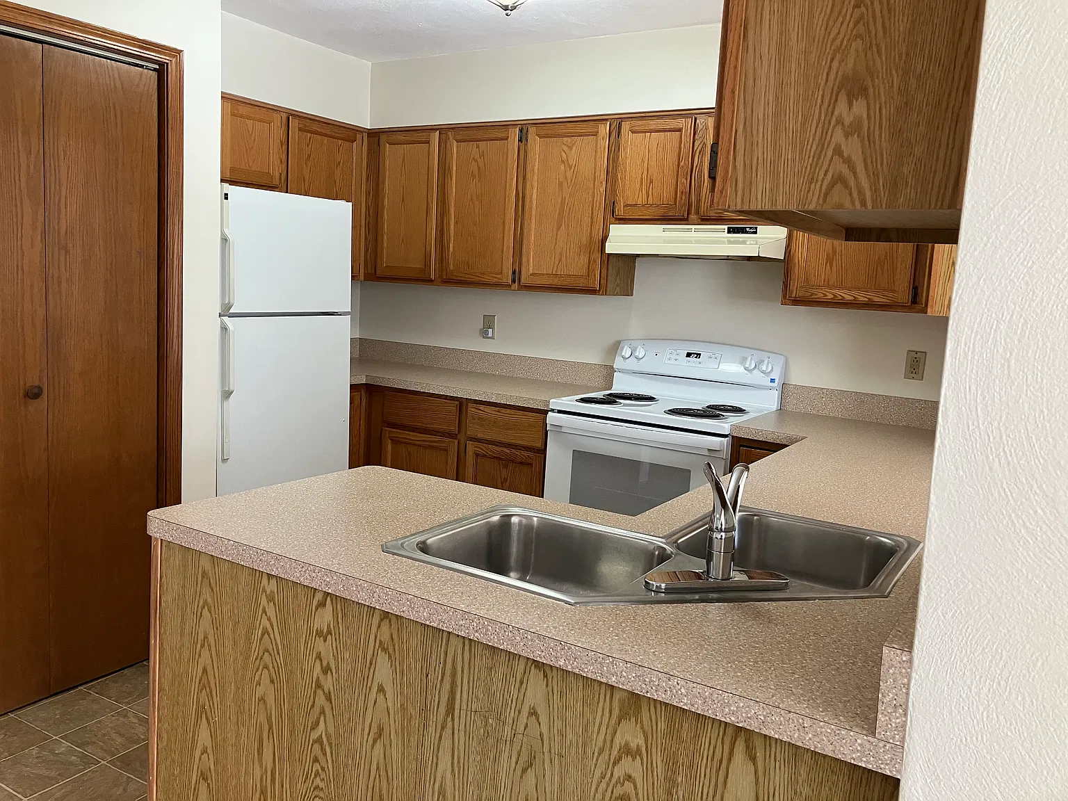 3 bed, 2.5 bath, 1716 sqft, $1,995 — Photo 2