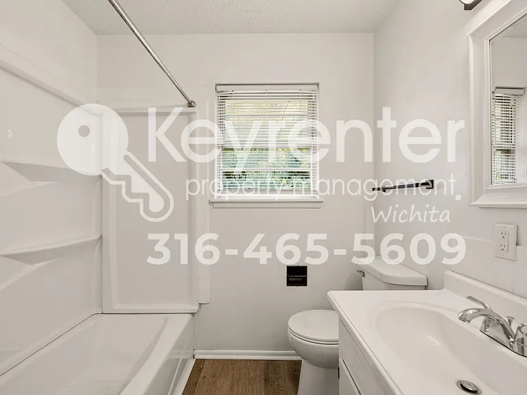 E Pine St Duplex — Photo 9