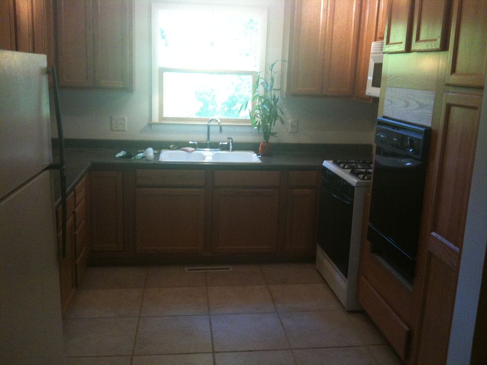 kitchen, tile, lots of cabinets, dishwasher