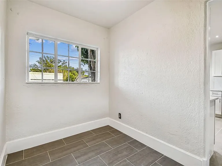 2102 W La Salle St — Photo 20